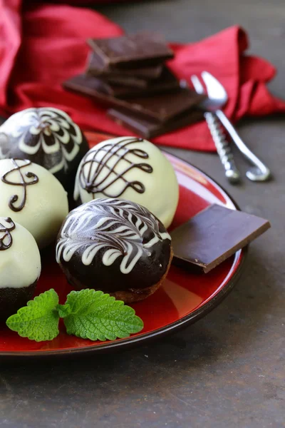 Gâteaux aux boules de biscuit au dessert avec glaçage au chocolat — Photo