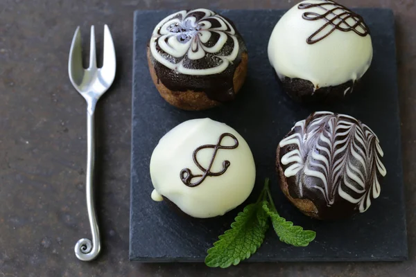 Postre bizcocho bolas pasteles con hielo de chocolate —  Fotos de Stock