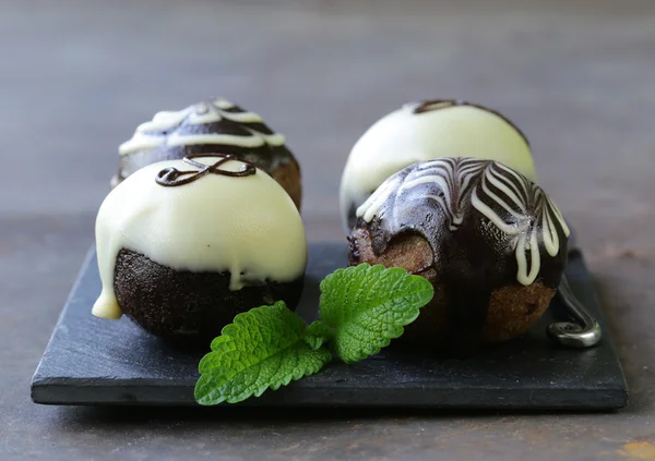 Dessert biscuit balls cakes with chocolate icing — Stock Photo, Image