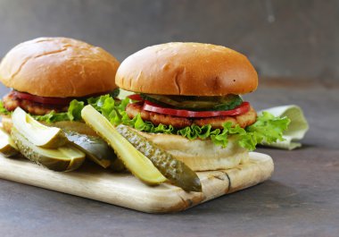 taze sebze ve turşu ile ev yapımı hamburger 