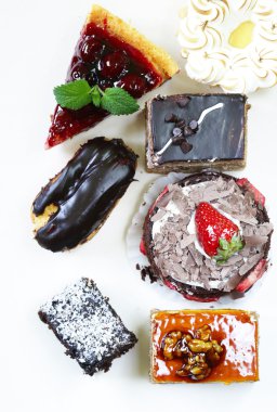 Çeşitli tatlılar, kek ve hamur işleri beyaz bir arka plan üzerinde 