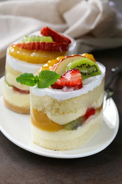 Zdravé letní dezert s čerstvým ovocem, sušenky a jogurt — Stock fotografie