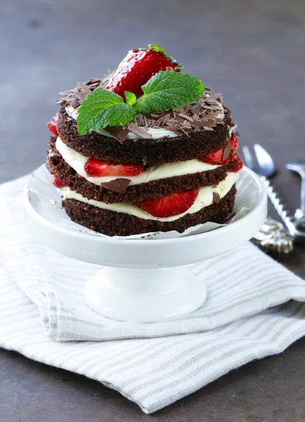 Chocolate dessert cake with strawberries and whipped cream — Stock Photo, Image