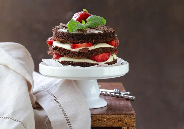 Chocoladedessert cake met aardbeien en slagroom — Stockfoto