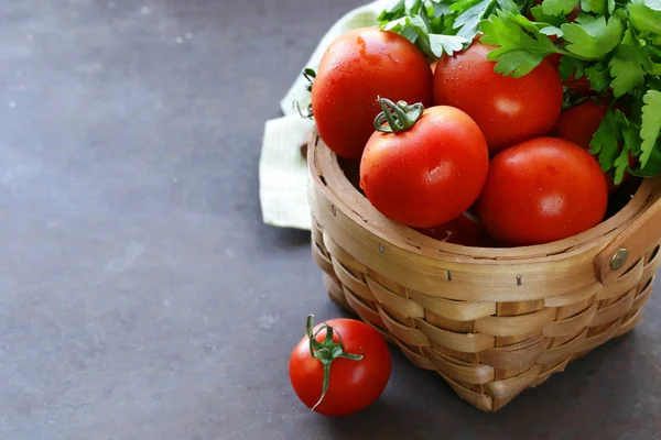 Tomates orgânicos maduros suculentos em uma cesta — Fotografia de Stock