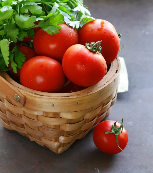 Sappige rijpe biologische tomaten in een mandje — Stockfoto