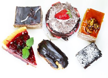 Çeşitli tatlılar, kek ve hamur işleri beyaz bir arka plan üzerinde 