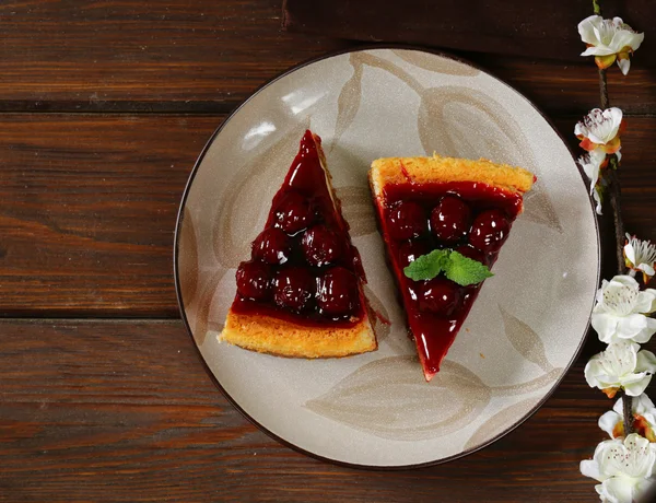 Bit av körsbär cheesecake och blad färsk mynta — Stockfoto