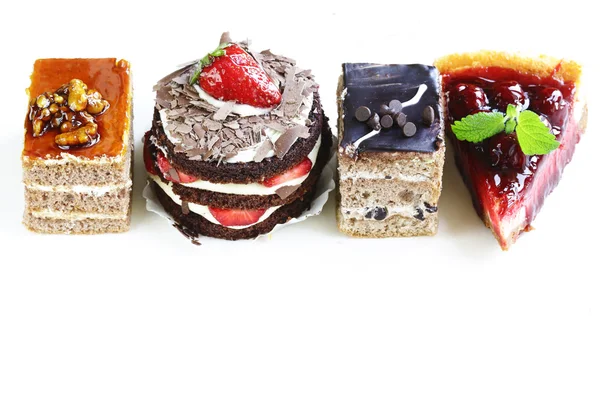 Verschiedene Desserts, Kuchen und Gebäck auf weißem Hintergrund — Stockfoto