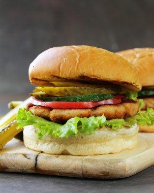 taze sebze ve turşu ile ev yapımı hamburger 