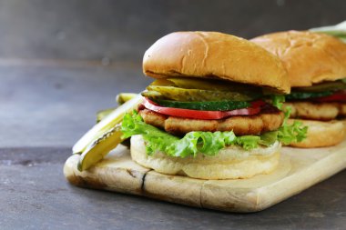 taze sebze ve turşu ile ev yapımı hamburger 