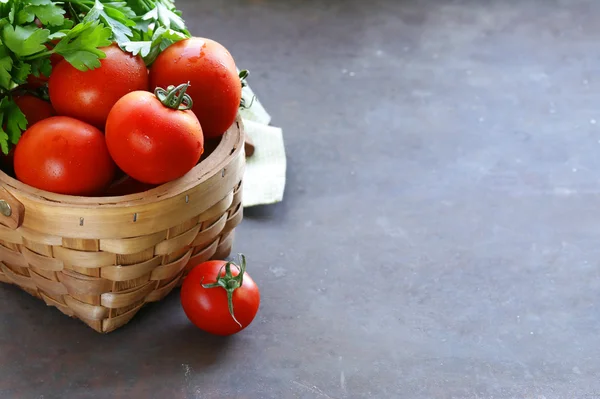 Juicy ώριμες βιολογικής tomataoes σε ένα καλάθι — Φωτογραφία Αρχείου