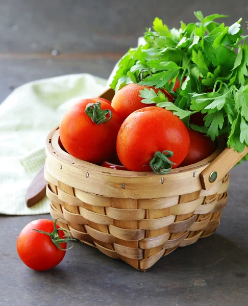 Juicy ripe organic tomataoes in a basket — Stock Photo, Image