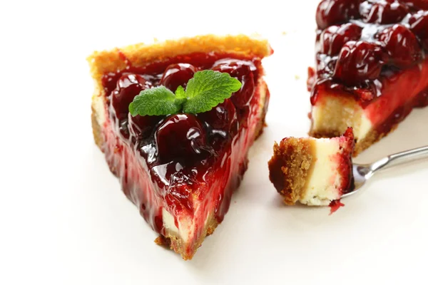 Pedaço de cheesecake de cereja e folhas de hortelã fresca — Fotografia de Stock
