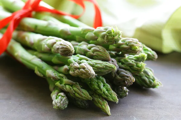 Verse rauwe groene asperges, lente groenten — Stockfoto