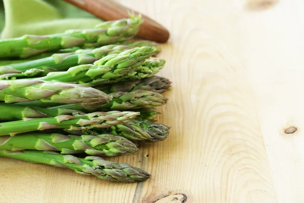 Verse rauwe groene asperges, lente groenten — Stockfoto