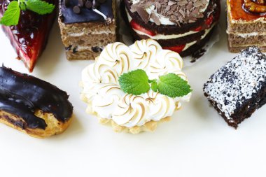 Çeşitli tatlılar, kek ve hamur işleri beyaz bir arka plan üzerinde 