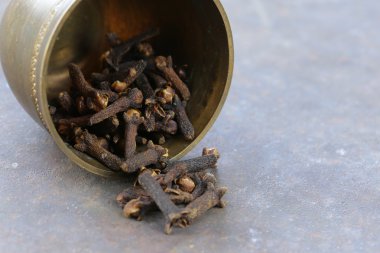 güzel kokulu baharat baharatlı karanfil metal bir kase içinde kurutulmuş 