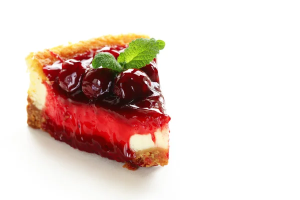 Vişneli cheesecake ve taze nane yaprakları — Stok fotoğraf