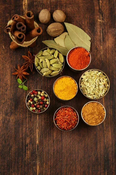Variedad de especias (azafrán, pimentón, pimienta, hinojo, canela, cúrcuma, nuez moscada ) — Foto de Stock