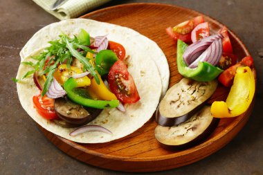 Vejetaryen fajitas buğday tortilla ızgara sebze ve otlar ile 