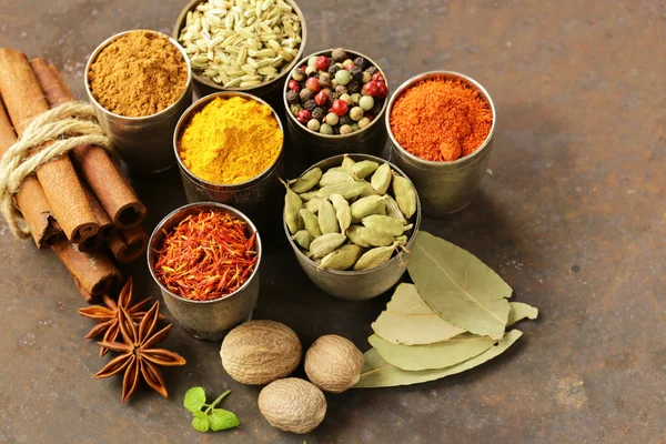Variasjon av krydder (safran, paprika, pepper, fennikel, kanel, gurkemeie, muskatnøtt ) – stockfoto