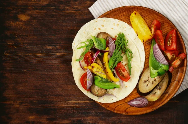焼き野菜とハーブ ベジタリアン ファヒータ小麦のトルティーヤ — ストック写真