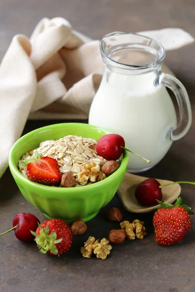 Harina de avena, leche, bayas y frutos secos para una alimentación saludable —  Fotos de Stock