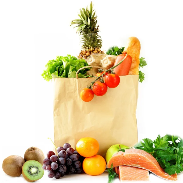 Bolsa de compras de papel con verduras y frutas, bayas y alimentos —  Fotos de Stock
