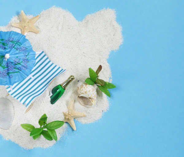 旅游度假概念-砂岛海滩日光浴床 — 图库照片