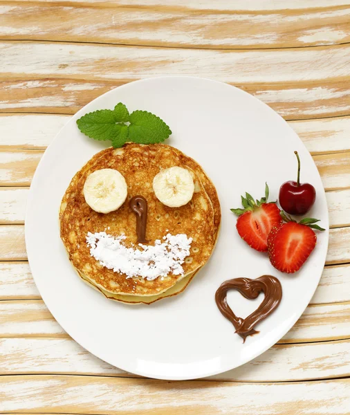 Breakfast pancakes with berries (strawberry, cherry, banana), funny face — Stock Photo, Image