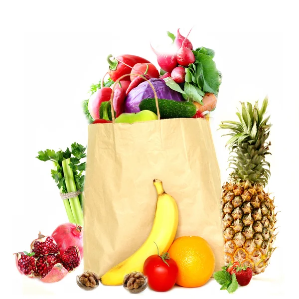 Bolsa de compras de papel con verduras y frutas, bayas y alimentos —  Fotos de Stock