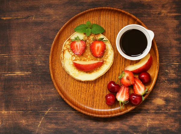 Sarapan pancake dengan buah beri (stroberi, ceri, pisang), wajah lucu — Stok Foto