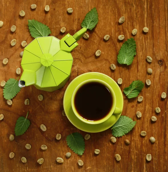 Café patrón verde granos de café y hojas de menta —  Fotos de Stock