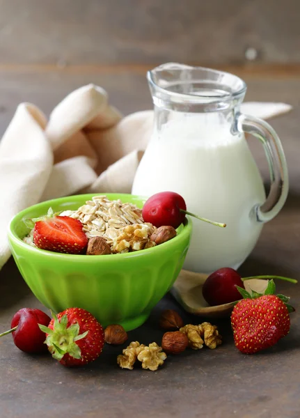 Harina de avena, leche, bayas y frutos secos para una alimentación saludable —  Fotos de Stock