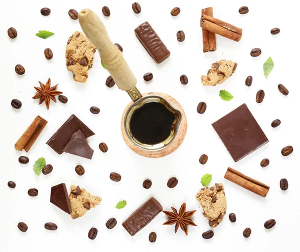 Modèle de café avec chocolat noir, cannelle, anis et biscuits — Photo