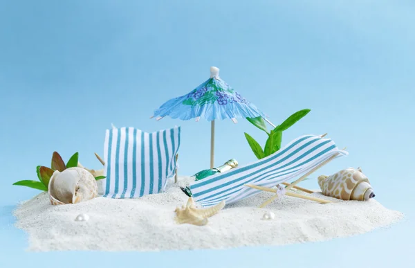 Resa semester koncept - sand ön strand med solstolar — Stockfoto
