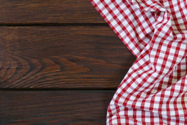 ahşap iç arka plan ile damalı mutfak havlu, peçete  