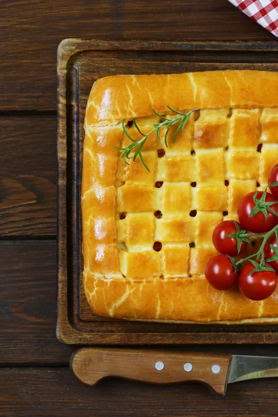 Homemade pie with meat, potatoes and tomatoes — Stock Photo, Image