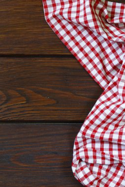 ahşap iç arka plan ile damalı mutfak havlu, peçete 