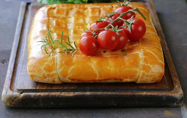 Homemade pie with meat, potatoes and tomatoes — Stock Photo, Image