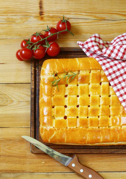 Domowej roboty ciasto z mięsa, ziemniaków i pomidorów — Zdjęcie stockowe