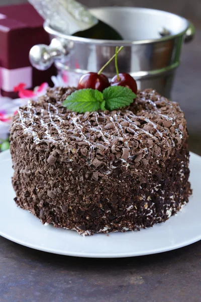 Bolo de chocolate com cerejas frescas (Floresta Negra, Schwarzwald ) — Fotografia de Stock