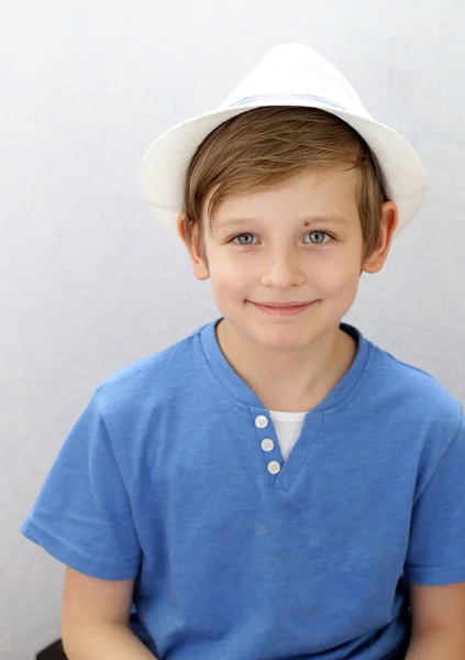 Retrato de un lindo chico rubio con ojos azules — Foto de Stock