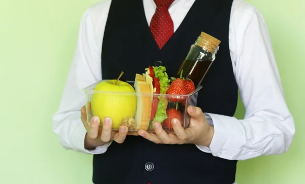 Jongen op school uniform en de doos van de lunch met broodje en fruit - gezond eten — Stockfoto