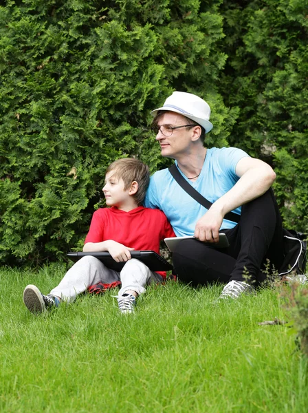 Relación entre padre e hijo - felicidad familiar — Foto de Stock