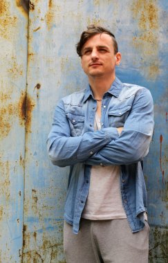 yakışıklı genç bir mavi kot gömlek 