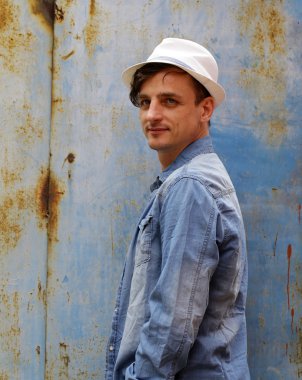 yakışıklı genç bir mavi kot gömlek 