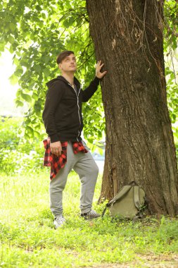 ormanda spor giysili genç yakışıklı adam