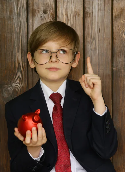 Chłopak w garniturze z czerwonym Skarbonka - koncepcja biznesowa — Zdjęcie stockowe